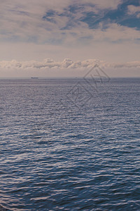 美丽的海景夜晚平面和云天空海洋景观上船只地平线和天空图片