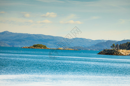 美丽自然概念对平静蓝海面风景的美丽平静蓝海风景图片