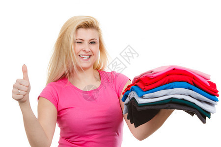 服装时洗衣购物概念带着一堆折叠衣服的快乐女人工作室拍着白色背景的镜头图片