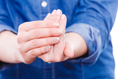 指甲和卫生概念部分身体临时妇女举手指孩用一只手指甲油染色其他没有妇女用手指甲钉图片