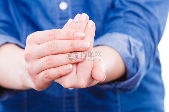 指甲和卫生概念部分身体临时妇女举手指孩用一只手指甲油染色其他没有妇女用手指甲钉图片
