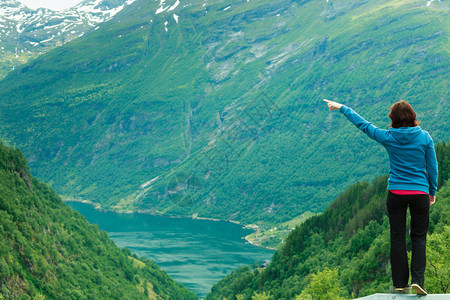 旅行概念游女客对挪威美丽的山地风景fjordsfjords用手指看和着图片