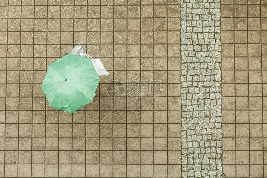 有伞的人在雨中行走从水遮盖自己图片