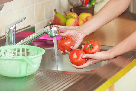 在水流下厨房洗手新鲜蔬菜番茄准备沙拉素食背景图片