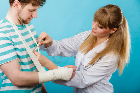 医学和保健女医生捆绑男手腕扭伤年轻男访问医学专业家生捆绑手腕扭伤图片