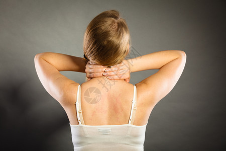 患有严重疼痛的妇女将手放在脖子上疼痛的女患有颈部疼痛的妇女患有颈部疼痛的女患有脊椎疼痛的女患有颈部疼痛的女图片