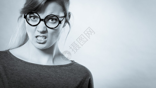 愤怒的沮丧情绪感觉到精神失常的概念经质女孩生气了戴眼镜的沮丧女士表达了愤怒图片