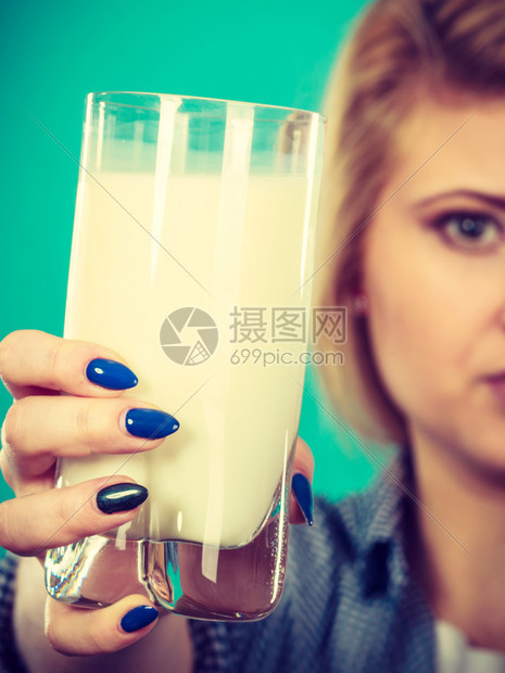 健康饮料良好营养奶制品概念女手握牛奶杯图片