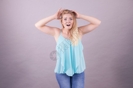 看到恶心或不愉快的东西非常害怕的坏女人惊魂未定的女人情感恐惧的