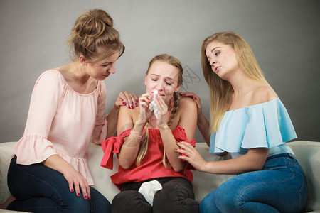 女在冷风把鼻涕吹进纸组织中时抚慰女朋友图片