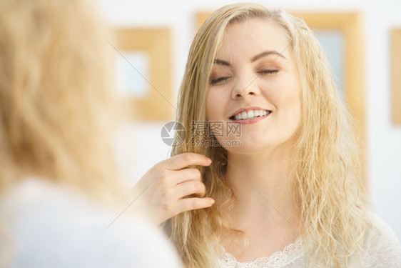漂亮的年轻女人照顾发型在洗完澡后刷湿的金发洗干净了感觉图片