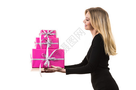 欢乐的金发女孩拿着一堆粉红礼物盒侧观图片