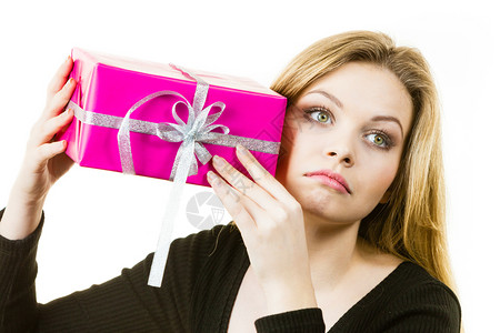 带粉色礼品盒的妇女背景图片