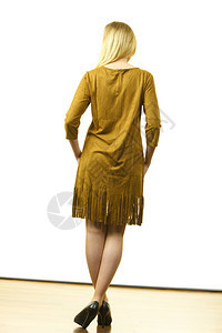 时装的漂亮美女穿着优雅的棕褐色短裙穿着时髦的服装图片