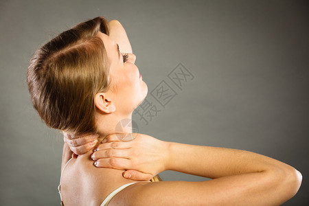 患有严重疼痛的妇女将手放在脖子上疼痛的女患有颈部疼痛的妇女患有颈部疼痛的女患有脊椎疼痛的女患有颈部疼痛的女图片