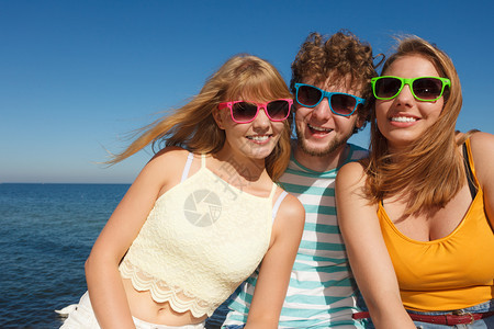 友谊快乐暑假概念一群朋友在太阳镜上玩得开心的男孩两个女一群朋友在室外玩的男孩两个女图片
