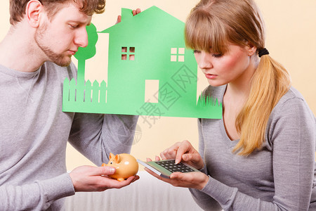 家庭储蓄管理概念夫妇对账单的审核年轻男女一起计算开支夫妇对账单的审核图片