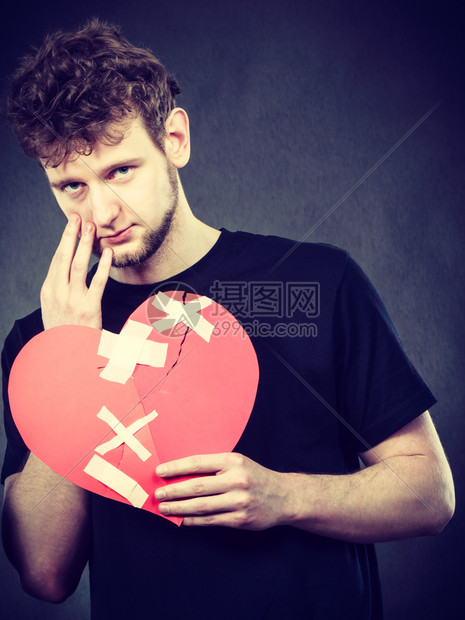 心碎的概念悲伤男人拿着爱标志人类感觉被石膏所恢复情人节悲伤的被