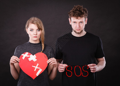 背叛和分手的情侣心碎石膏的年轻夫妇红袜字符号消极情绪心碎的年轻夫妇图片