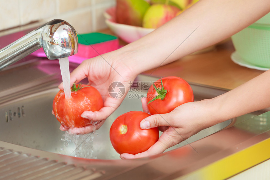 在水流下厨房洗手新鲜蔬菜番茄准备沙拉素食图片