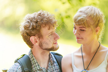 爱人和幸福的概念旅行情侣在森林里玩得开心图片