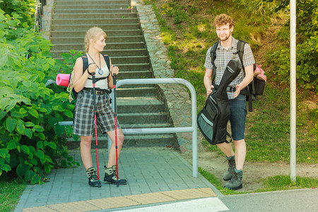 两名青年旅游者在户外徒步旅行两人在户外徒步旅行两人在外徒步旅行两人在户外徒步旅行图片