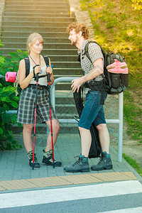 两名青年旅游者在户外徒步旅行两人在户外徒步旅行两人在外徒步旅行两人在户外徒步旅行图片