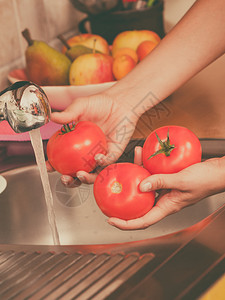 在水流下厨房洗手新鲜蔬菜番茄准备沙拉素食图片