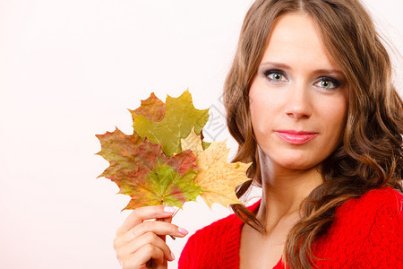 美丽的女秋天模特漂亮的女孩长发手印空间文本区域手印有红树叶图片