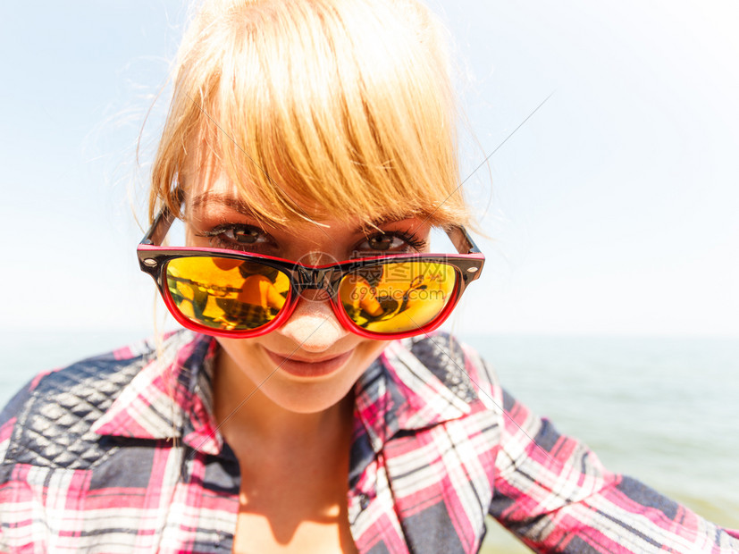 外出时笑得开心的年轻女人外出时戴太阳镜的漂亮女孩外出时快乐的年轻女孩图片