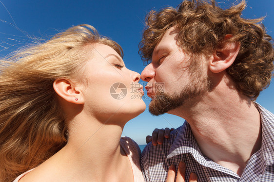 相爱的金发美女英俊的胡子男享受浪漫的约会吻户外宽阔的视野约会情侣接吻图片