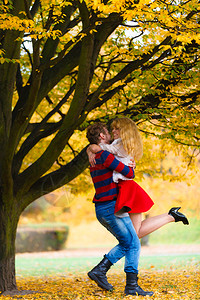 情感和表达积极的情感友谊和爱年轻夫妇在公园聚会浪漫约玩得开心男人抱着女拥和玩耍年轻夫妇在公园约会图片