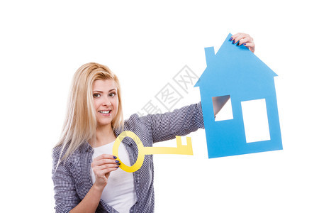 拥有和财产概念拥有蓝纸房和大钥匙搬到新家的快乐女人拥有蓝纸房的快乐女人图片