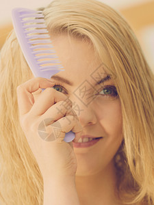漂亮的年轻女人照顾发型在洗完澡后刷湿的金发洗干净了感觉图片