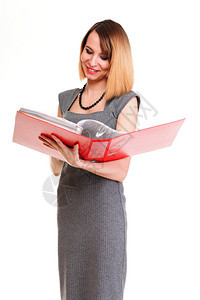 穿着优雅灰色礼服的漂亮时尚女孤立了成功的白人女商红文件夹背景图片
