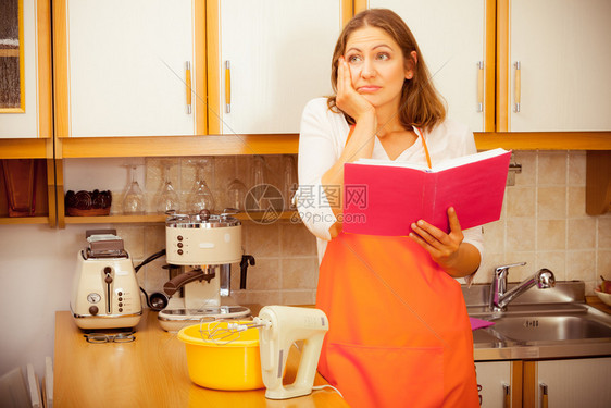 在厨房做饭的中年妇女在厨房里做饭图片