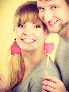 浪漫的关系幸福概念情侣带着心幸福男人和女带着爱的象征图片