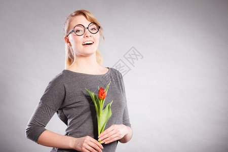 的女孩手捧美丽的花朵感受春天的时光幸福的金发碧眼的春花女人背景