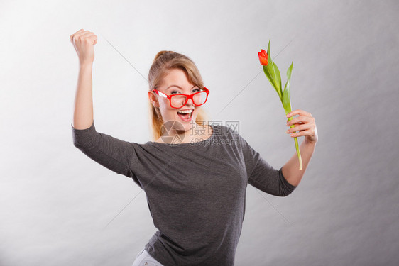 纳迪女孩挥舞花朵带着郁金香的眼镜笑年轻女士图片