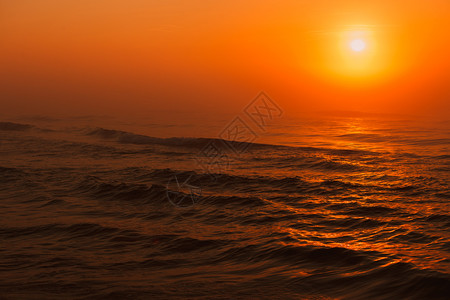 夜晚海平面上惊人的多彩红色日落宁静的场景自然背风海面上美丽的红色日落图片