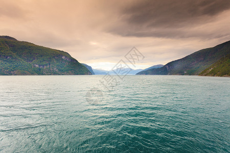 挪威斯堪的纳维亚欧洲山地景观和海湾图片