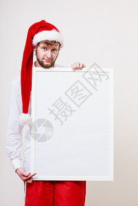 穿着圣达克萨斯帽的人拿着空白横幅上面有复制空间灰色工作室的帅哥圣诞广告图片