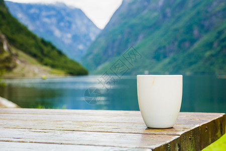 美丽的fjordNorwegian扫描背景湖泊和山丘的风景图片