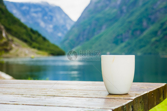 美丽的fjordNorwegian扫描背景湖泊和山丘的风景图片