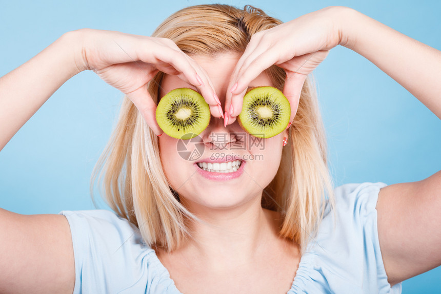 健康饮食新鲜品充满维他命女人拿着甜美味的青木薯果假装是眼镜女人拿着绿色木薯果像眼镜一样图片