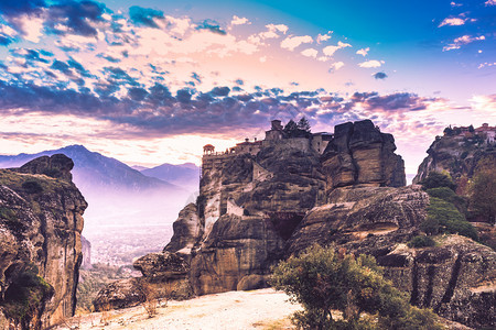 希腊ThessalyMeteora悬崖上的圣Vallaam修道院希腊目的地Meteora的Vallaam修道院上空日落夜希腊Me图片