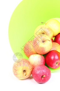 新鲜的绿色红苹果放在篮子里隔着白色背景图片