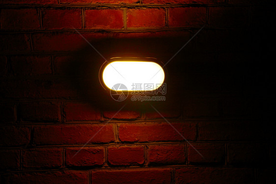 旧红砖墙有街道灯光背景图片