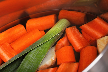 无不锈锅煮胡萝卜蔬菜汤背景图片素材