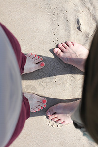 水中美脚红指甲沙滩图片